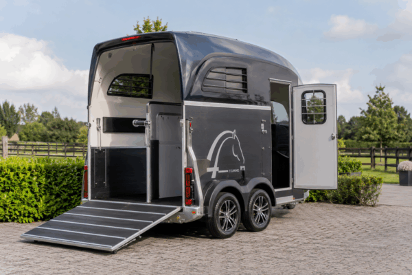 Trasportare un cavallo di grandi dimensioni a un concorso ippico: trailer o furgone?.