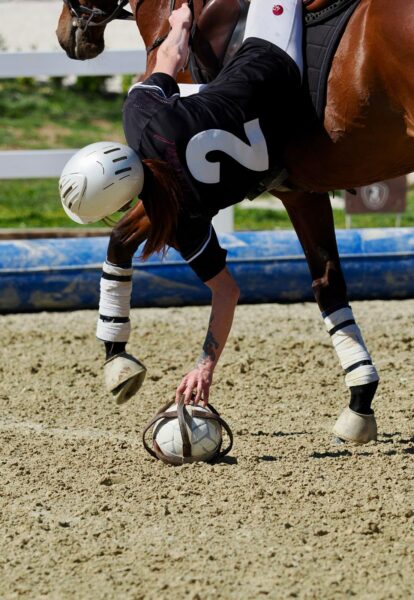 Atleti italiani in azione durante partita di horseball