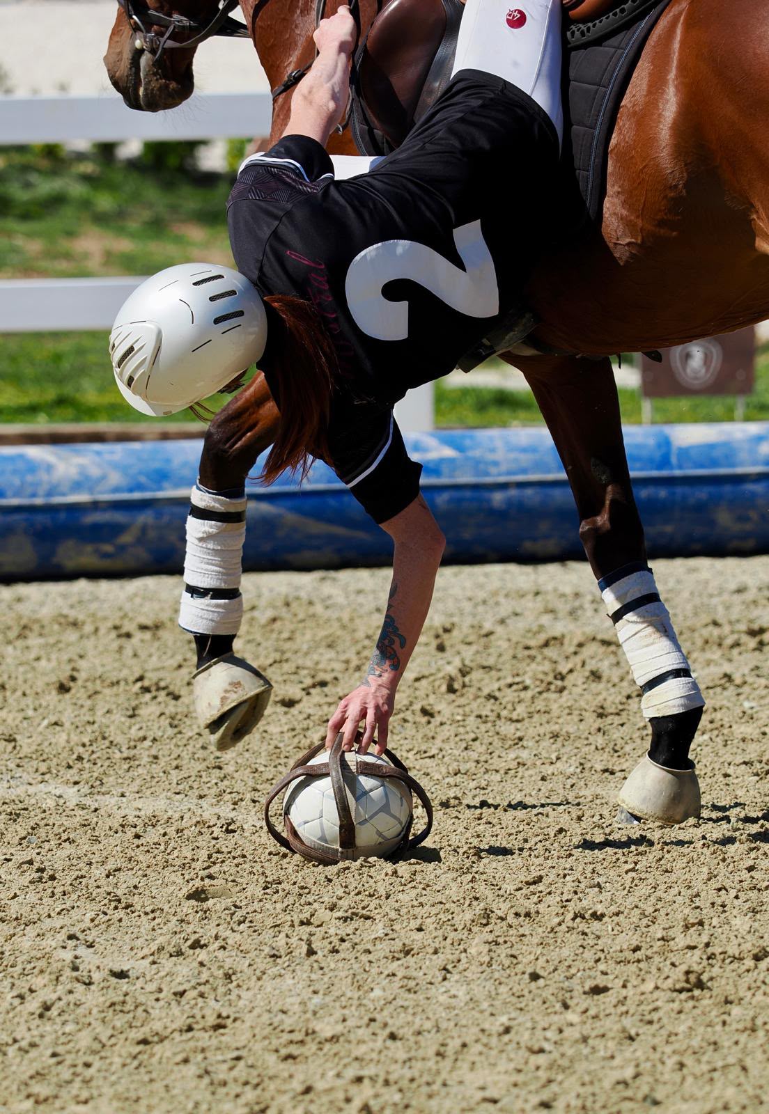 Atleti italiani in azione durante partita di horseball