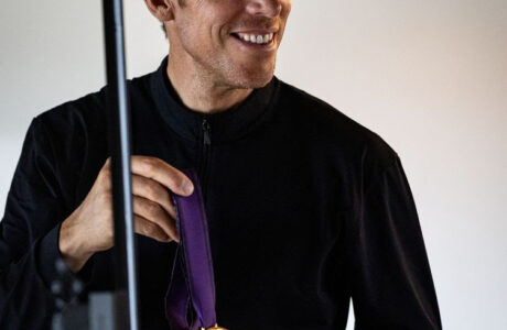Henrik von Eckermann proudly shows off his 2022 gold medal. The image may be used free of charge and can be downloaded here in high resolution (photo: ALRV/Jasmin Metzner