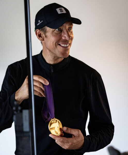 Henrik von Eckermann proudly shows off his 2022 gold medal. The image may be used free of charge and can be downloaded here in high resolution (photo: ALRV/Jasmin Metzner