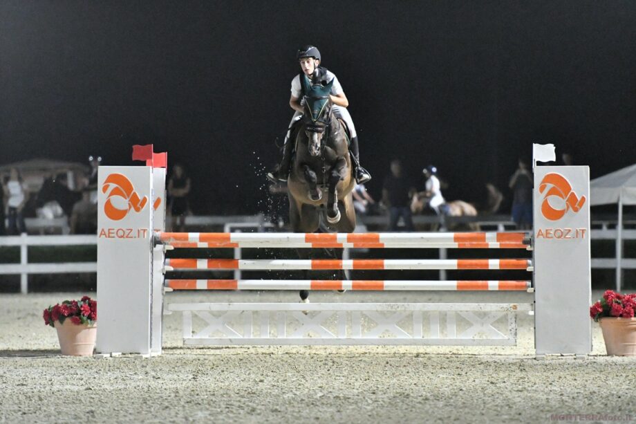 Debutto in notturna dell'impianto di Tanca Regia per la semifinale del Trofeo Asvi. 2 Un salto foto Corbinzolu